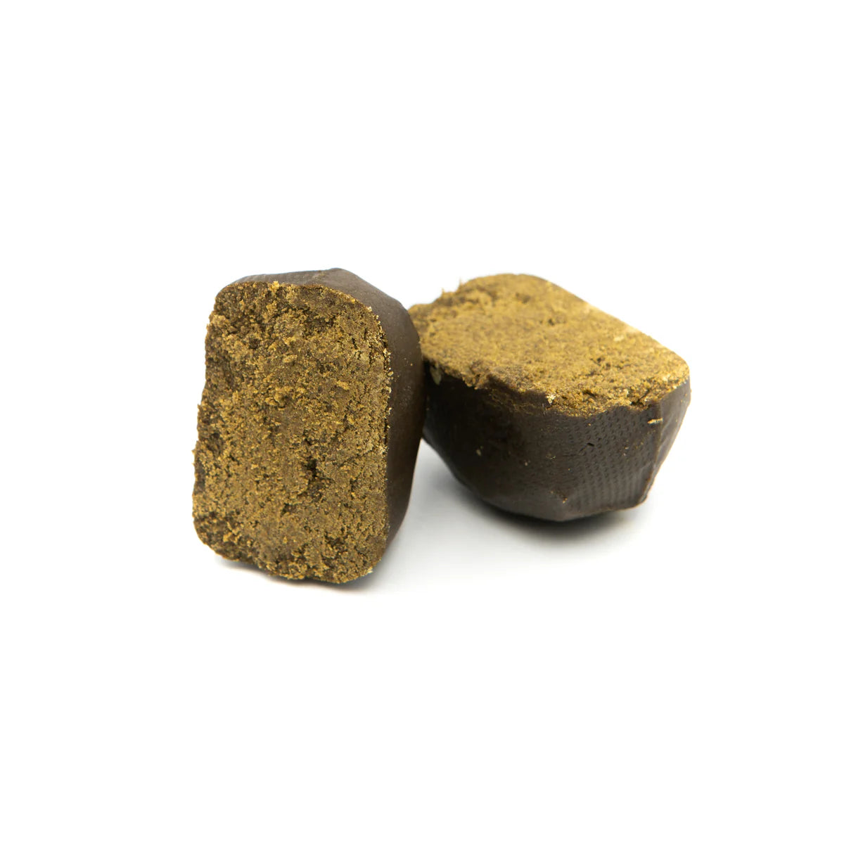 Bloc de résine CBD Olive à la texture souple et foncée, posé sur une surface naturelle, avec un morceau cassé révélant sa consistance intérieure. Entouré de feuilles de chanvre fraîches. Résine CBD premium, riche en arômes et 100% naturelle.